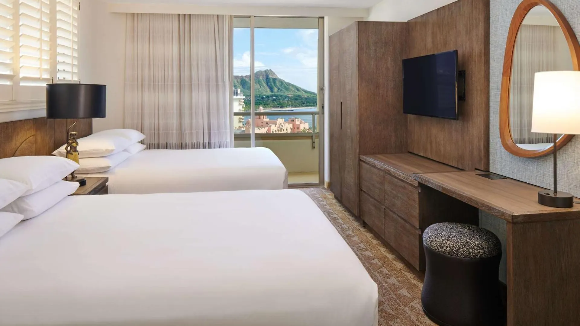 **** Курортный комплекс Embassy Suites By Hilton Waikiki Beach Walk Гонолулу США