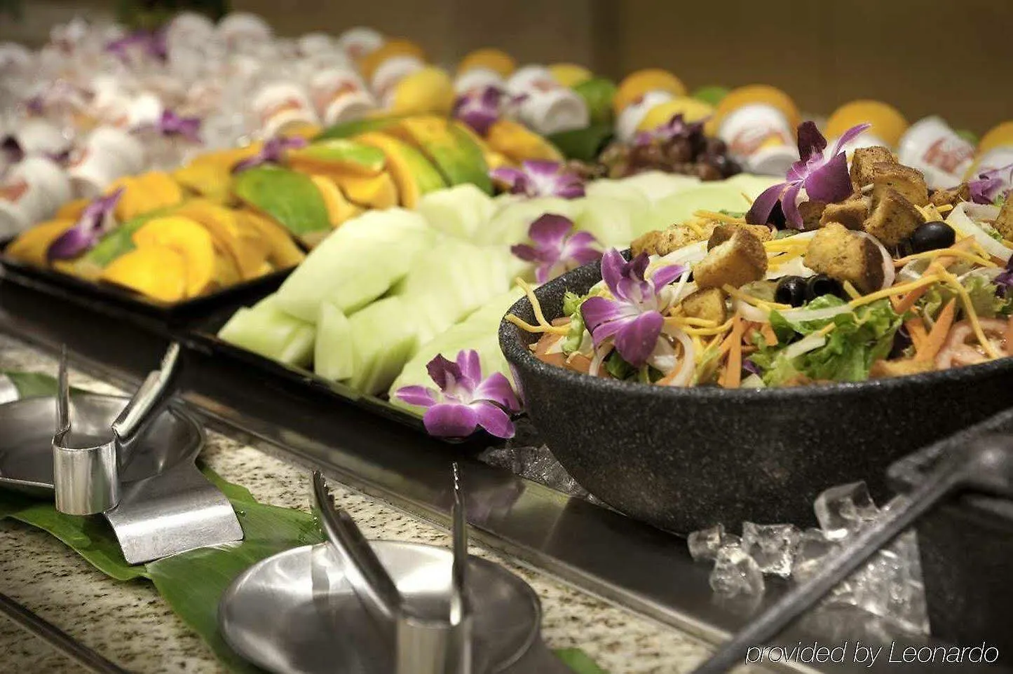 Embassy Suites By Hilton Waikiki Beach Walk Гонолулу Курортный комплекс