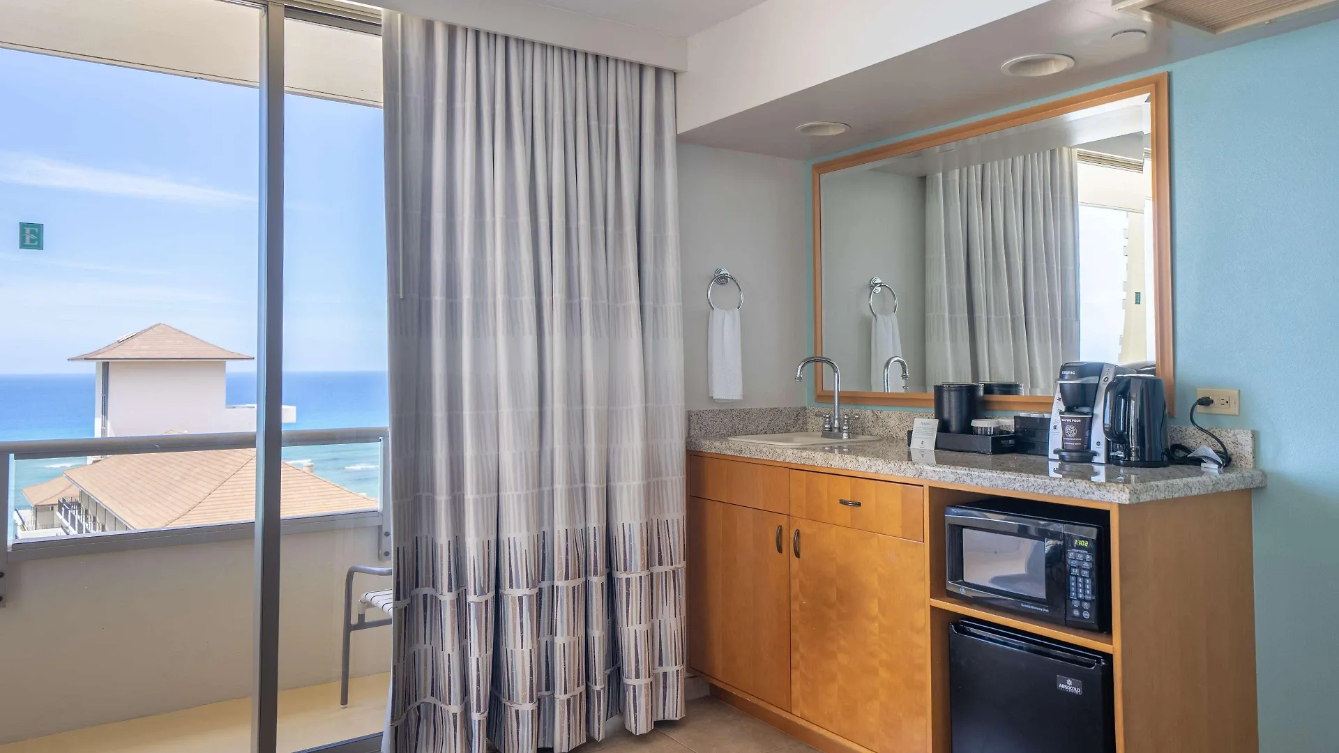 Embassy Suites By Hilton Waikiki Beach Walk Honolulu 4*,  United States