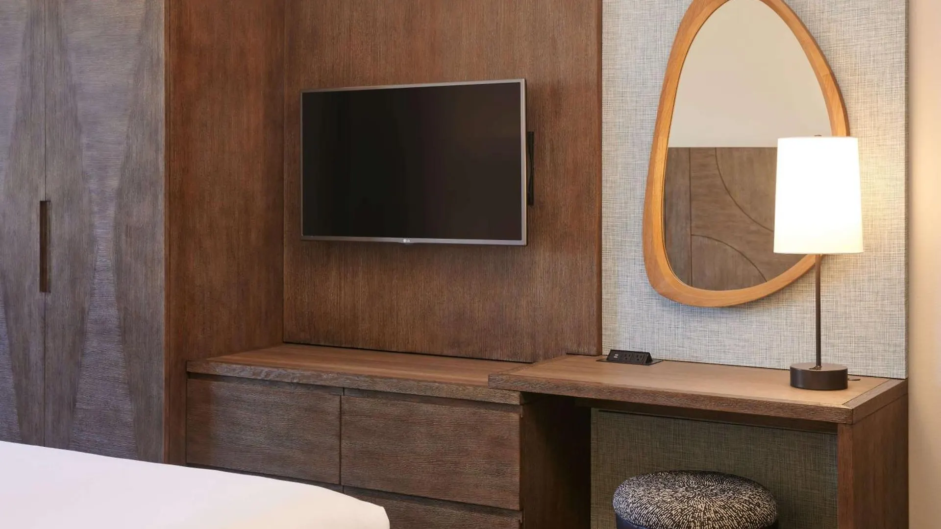 Embassy Suites By Hilton Waikiki Beach Walk Honolulu 4*,